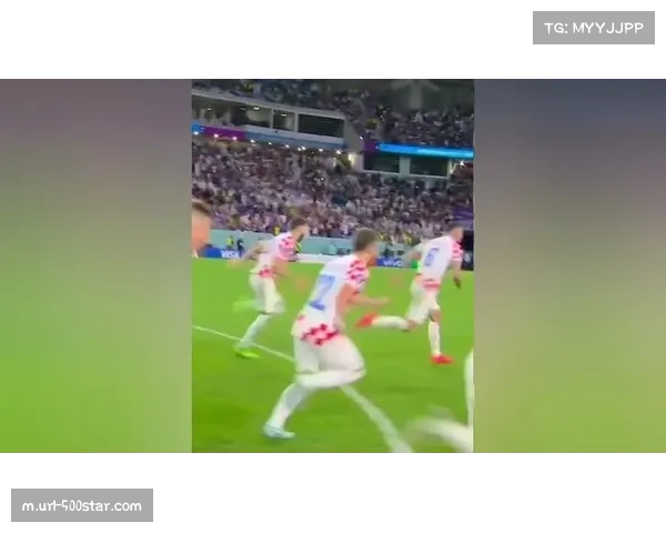 特写：39岁门将西里古扑出点球后，看台上儿子激动落泪